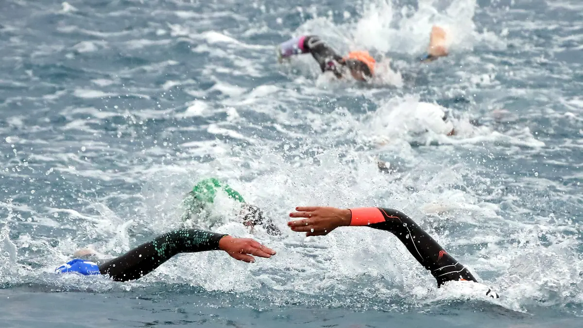 Beim Triathlon müssen die Sportlerinnen und Sportler Schwimmen, Radfahren und Laufen.
