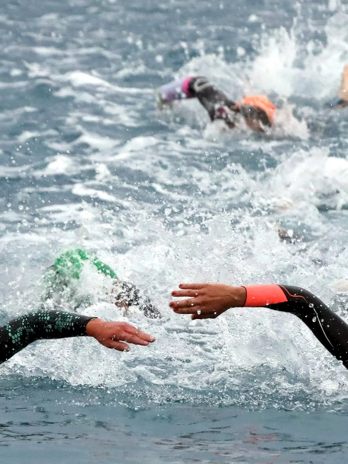 Beim Triathlon müssen die Sportlerinnen und Sportler Schwimmen, Radfahren und Laufen.