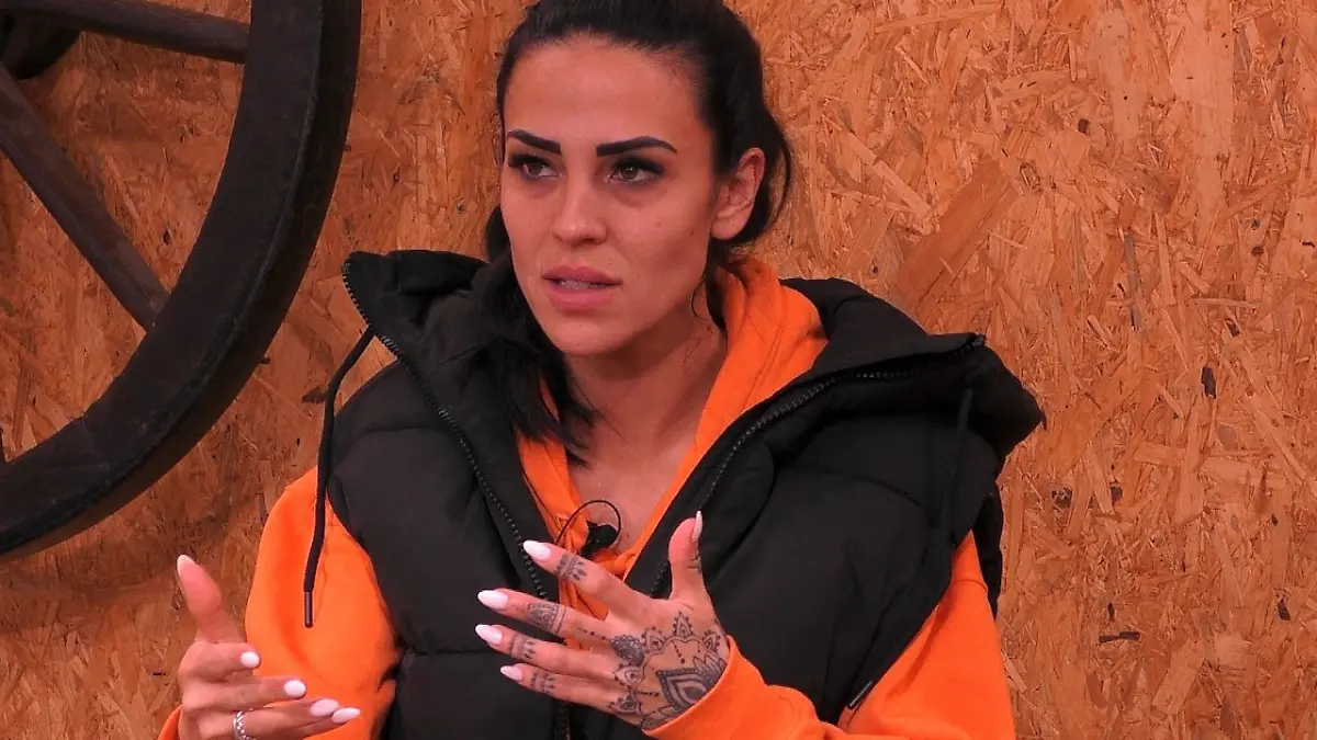 Elena Miras ist raus - mit Blaulicht