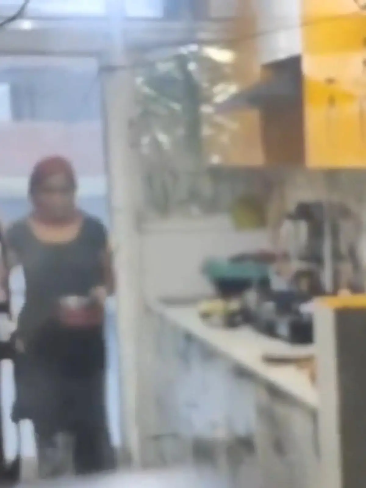 Bild zu: "Hausmädchen Reena mischt eigenen Urin ins Familienessen"