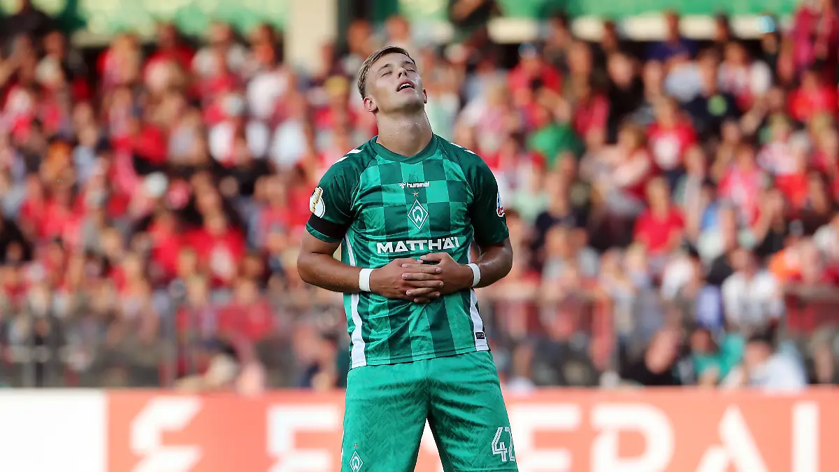 Keke Topp jubelt nach einem Tor für Werder Bremen.