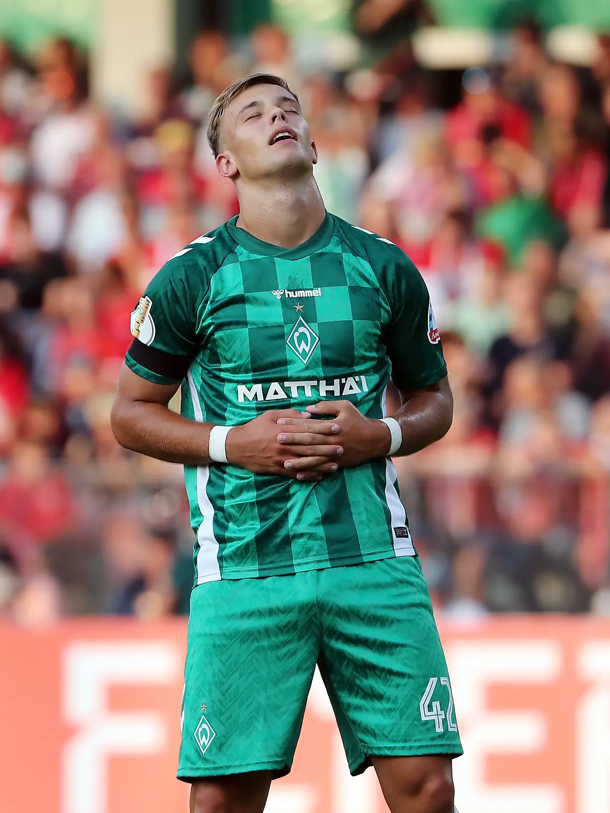 Keke Topp jubelt nach einem Tor für Werder Bremen.