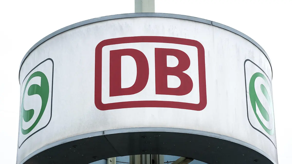 Neuss 24.05.2023 Nahverkehr Fernverkehr ÖPNV DB Deutsche Bahn Tarife Pendler Tickets Ticket Lokführer-Gewerkschaft Lokomotivführerstreik Lokführerstreik Eisenbahn- und Verkehrsgewerkschaft EVG Tarifkonflikt Lokführerstreik DB Deutsche Bahn Zug GDL Bahnstreik Bundesbahn 49-Euro-Ticket Deutschlandticket Megastreik Superstreik Neuss Nordrhein-Westfalen Deutschland *** Neuss 24 05 2023 local traffic long-distance traffic ÖPNV DB Deutsche Bahn tariffs commuter home office tickets ticket train driver union locomotive driver strike railroad and transport union EVG collective dispute train driver strike DB Deutsche Bahn train GDL railroad strike federal railroad 49 Euro ticket Germany ticket mega strike super strike Neuss Nort