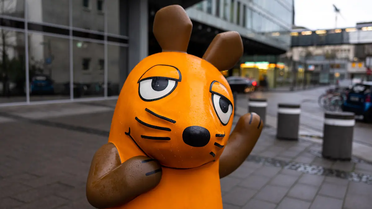 Die menschengroße Figur der Maus aus der Sendung mit der Maus am Platz zwischen WDR Vierscheibenhaus und dem Sendestudio des jugendlichen Rundfunksenders 1LIVE an der Mörsergasse in der Kölner Innenstadt. Sie wurde anlässlich des 50. Geburtstag der Kultfigur 2021 eingeweiht. 02.01.2023