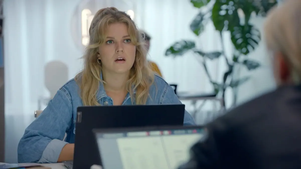 Alicia will es mit Paul langsam angehen lassen und sucht Rat bei Moritz. 