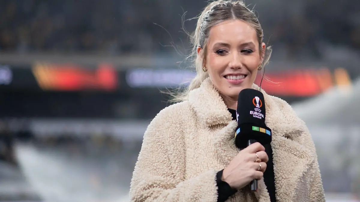 Laura Papendick RTL TV Moderatorin lacht, BEL, Royal Union Saint Gilloise vs. Bayer 04 Leverkusen, Fussball UEFA Europa League, Viertelfinale Rueckspiel, Spielzeit 2022/2023, 20.04.2023 BEL, Royal Union Saint Gilloise vs. Bayer 04 Leverkusen, Fussball UEFA Europa League, Viertelfinale Rueckspiel, Spielzeit 2022/2023, 20.04.2023 Anderlecht *** Laura Papendick RTL TV presenter laughs, BEL, Royal Union Saint Gilloise vs Bayer 04 Leverkusen, football UEFA Europa League, quarterfinal second leg, season 2022 2023, 20 04 2023 BEL, Royal Union Saint Gilloise vs Bayer 04 Leverkusen, football UEFA Europa League, quarterfinal second leg, season 2022 2023, 20 04 2023 Anderlecht Copyright: xEibner-Pressefoto/Memmlerx EP_MMR
