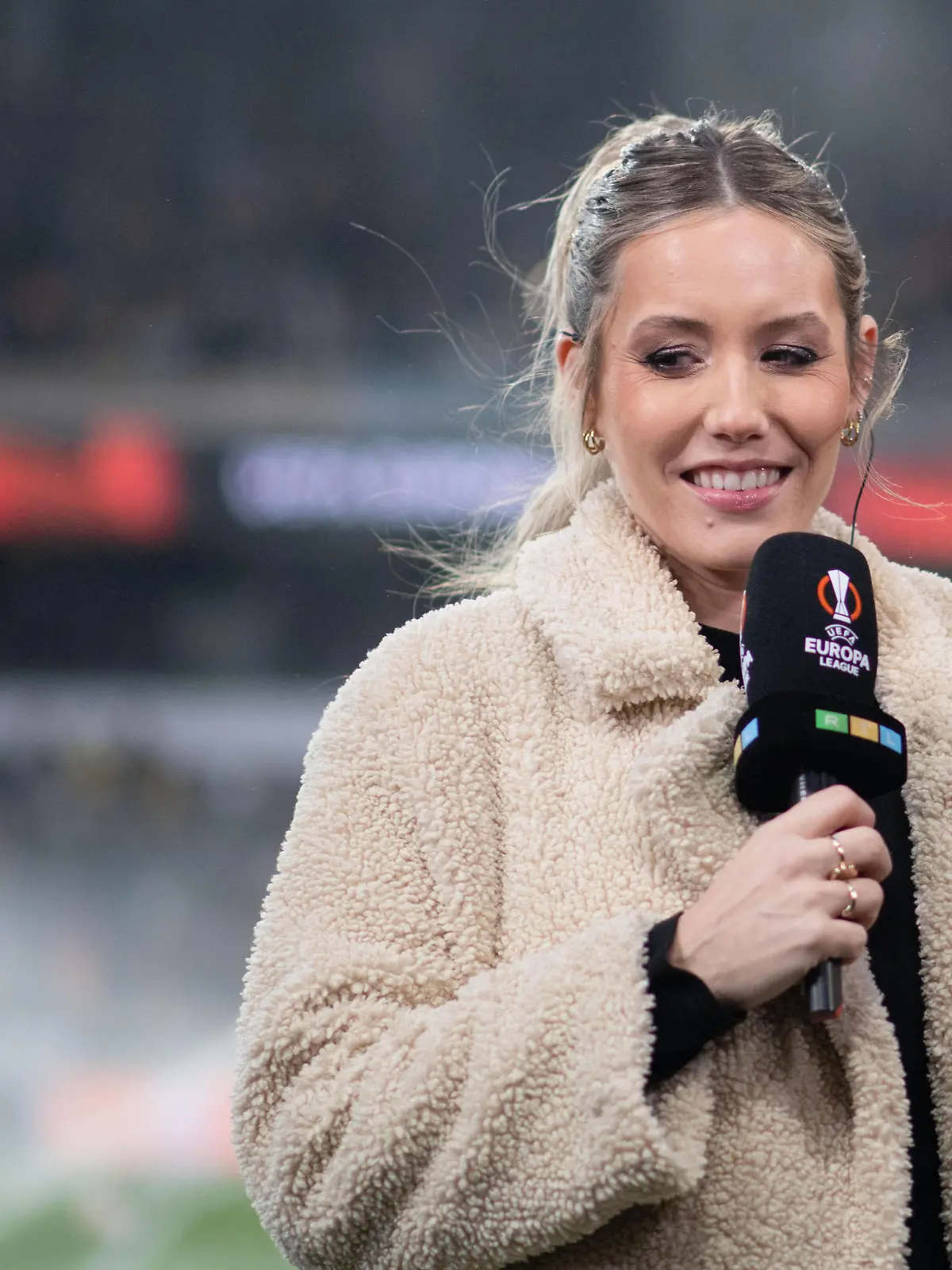 Laura Papendick RTL TV Moderatorin lacht, BEL, Royal Union Saint Gilloise vs. Bayer 04 Leverkusen, Fussball UEFA Europa League, Viertelfinale Rueckspiel, Spielzeit 2022/2023, 20.04.2023 BEL, Royal Union Saint Gilloise vs. Bayer 04 Leverkusen, Fussball UEFA Europa League, Viertelfinale Rueckspiel, Spielzeit 2022/2023, 20.04.2023 Anderlecht *** Laura Papendick RTL TV presenter laughs, BEL, Royal Union Saint Gilloise vs Bayer 04 Leverkusen, football UEFA Europa League, quarterfinal second leg, season 2022 2023, 20 04 2023 BEL, Royal Union Saint Gilloise vs Bayer 04 Leverkusen, football UEFA Europa League, quarterfinal second leg, season 2022 2023, 20 04 2023 Anderlecht Copyright: xEibner-Pressefoto/Memmlerx EP_MMR