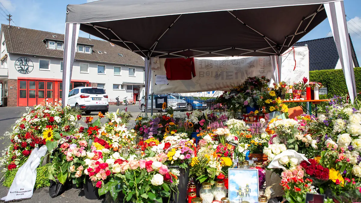 Trauer nach Tod von zwei Feuerwehrleuten in Sankt Augustin bei Bonn 21.06.2023 Die Feuerwache Niederpleis in Sankt Augustin ist ein Ort der Trauer. Hier haben viele Menschen Blumen niedergelegt, um den verstorbenen Feuerwehrleuten zu gedenken, die bei einem Einsatz am 19.06.2023 ihr Leben verloren haben. Sankt Augustin Niederpleis Nordrhein-Westfalen Deutschland *** Mourning after death of two firefighters in Sankt Augustin near Bonn 21 06 2023 The fire station Niederpleis in Sankt Augustin is a place of mourning Here many people laid flowers to remember the deceased firefighters who lost their lives during an operation on 19 06 2023 Sankt Augustin Niederpleis North Rhine Westphalia Germany
