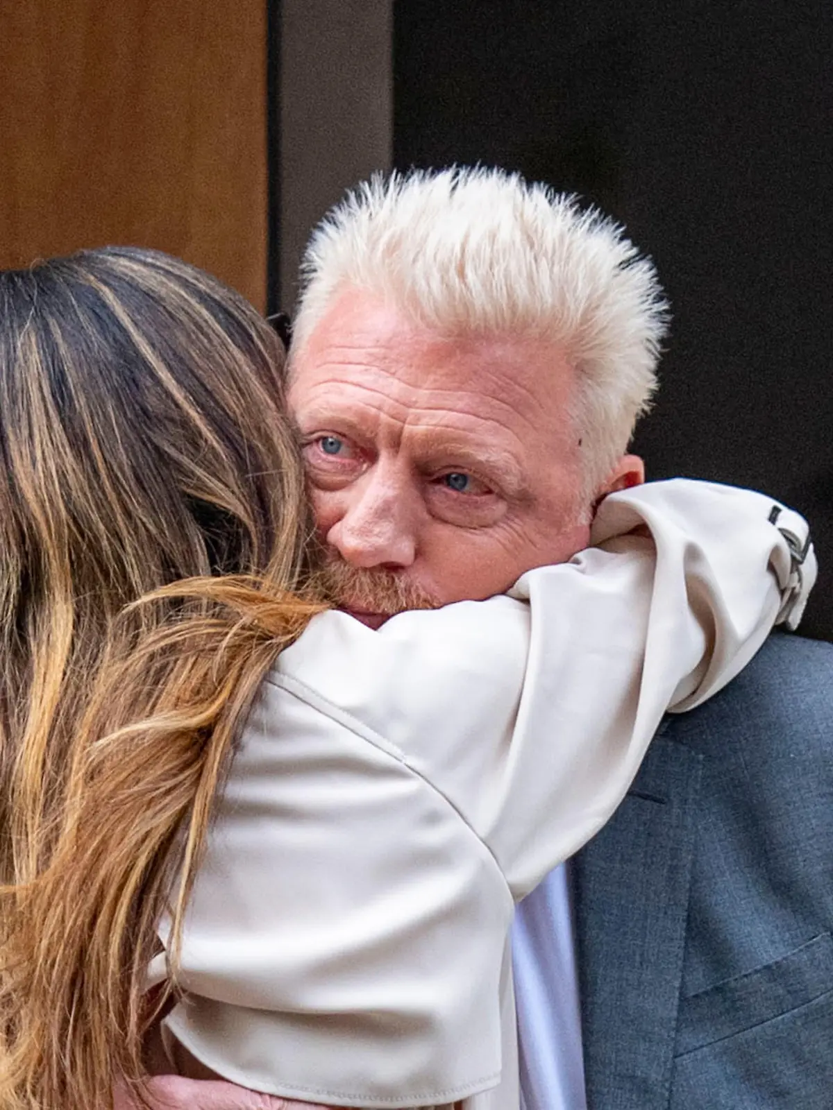 SONDERKONDITION

Boris Becker fällt seiner Freundin mit feuchten Augen in die Arme - emotional vor Filmstudio

Es wirkt wie eine Abschiedsszene, die ihm womöglich schon sehr bald bevorsteht. Vier Tage vor der Verkündung des Urteils im Prozess um die Insolvenzverschleppung, bei dem Boris eine Haftstrafe droht, scheint er seine Sicht der Dinge vor der Kamera auszubreiten und auch etwas Geld zu verdienen. Zusammen mit seiner Freundin Lilian De Carvalho Monteiro ist er in Begleitung seines Anwalts Giles Bark-Jones zu einem Filmstudio gekommen, wo ihn die renommierte Dokumentarfilmerin George Chignell in Empfang nimmt und später auch wieder zum Wagen begleitet. Die Aufzeichnung muss sehr emotional gewesen sein, denn die Tennis-Legende tritt mit Tränen in den Augen zum Rauchen vor die Tür. Hier nimmt ihn seine Freundin ganz fest in den Arm und benötigt dann ein Taschentuch, um sich nach dem emotionalen Moment wieder zu beruhigen. London. - 26.04.2022

FOTOS EXKLUSIV - SONDERKONDITIONEN 
NO CREDIT!!! NO CREDIT!!! NO CREDIT!!!

Copyright: hgm-press 

Verschlagwortung: AG4V, exklusiv, international, national, Deutscher, deutsch, VIP, Promi, prominent, berühmt, Star, Celebrity, ehemaliger, ehemalig, ehemaliges, einstig, einstige, einstiger, einstiges, Sportler, Tennisspieler, Tennis-Spieler, Trainer, Olympiasieger, Olympia-Sieger, Bobbele, Wimbledon-Sieger, Kommentator, Freundin, Frau, Lebenspartnerin, Lebensgefährtin, Paar Beziehung, Lover, Lilian De Carvalho Monteiro, Insolvenz, Insolvenz, insolvent, Bankrott, Pleite, Verfahren, Strafverfahren, Gerichtsverfahren, Prozess, Gerichtsprozess, Klage, Anklage, Angeklagter, Unterschlagung, Insolvenzverschleppung, verschweigen, Zärtlichkeit, Umarmung, umarmen, Hand in Hand, Händchenhalten, händchenhaltend, Emotionen kochen hoch, feuchte Augen, Tränen in den Augen, sorgenvoller Blick, angespannte Stimmung, ernst, unsicher, verunsichert, mit versteinerter Miene, Zigarette, Zigarillo rauchen, rauchend, aussen, außen, Gan
