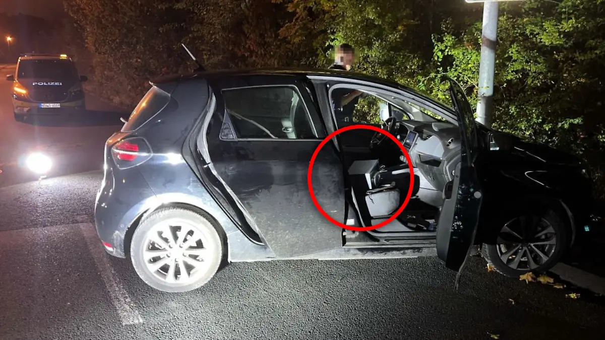 Zuerst glaubt die Polizei, der Unfallfahrer ist ein Einbrecher, der einen Tresor gestohlen hat.