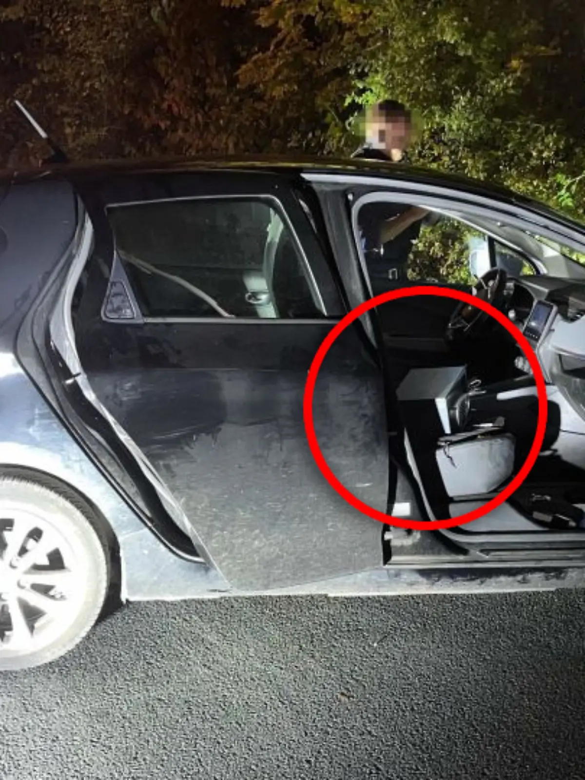 Zuerst glaubt die Polizei, der Unfallfahrer ist ein Einbrecher, der einen Tresor gestohlen hat. 