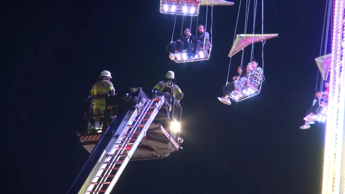 Die Feuerwehr hat die 24 Fahrgäste in Aachen innerhalb einer Stunde gerettet.