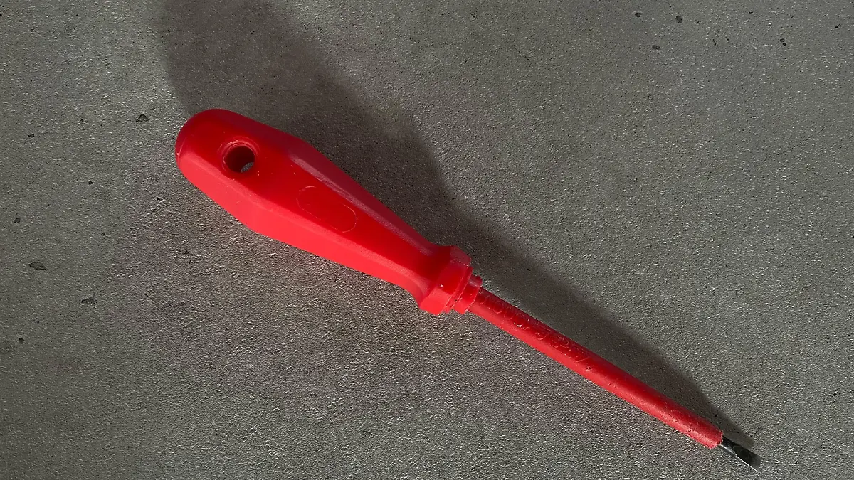 Der 27-Jährige stach auf den Hals seiner damaligen Freundin mit einem Schraubendreher ein. (Symbolbild)