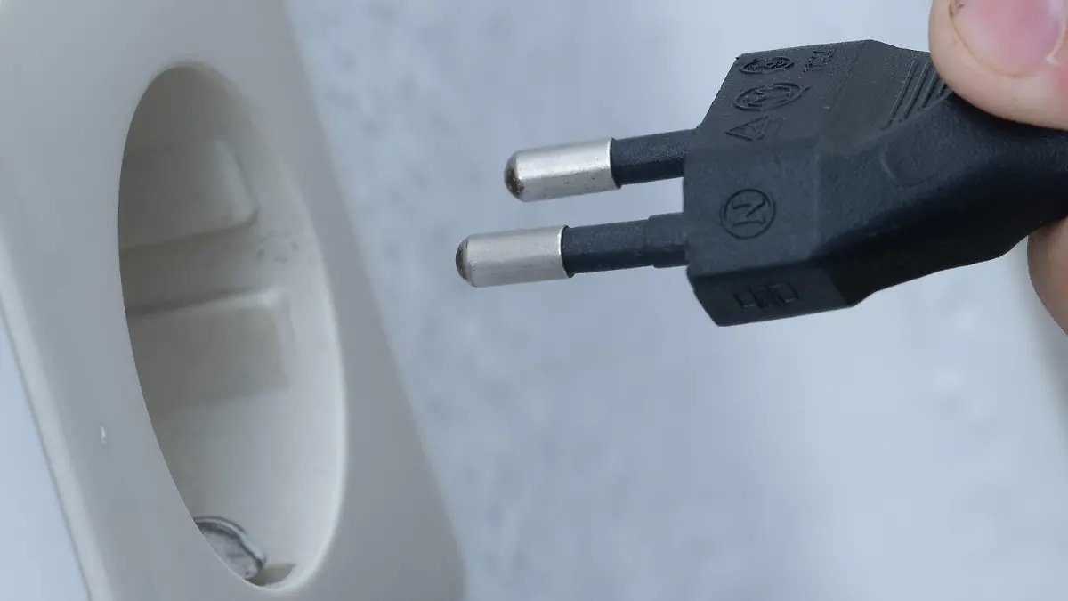 ARCHIV - 09.06.2023, Niedersachsen, Göttingen: Ein Mann steckt einen Stecker in eine Steckdose. Der Bundestag befasst sich mit der
Strompreisbremse. Foto: Swen Pförtner/dpa +++ dpa-Bildfunk +++