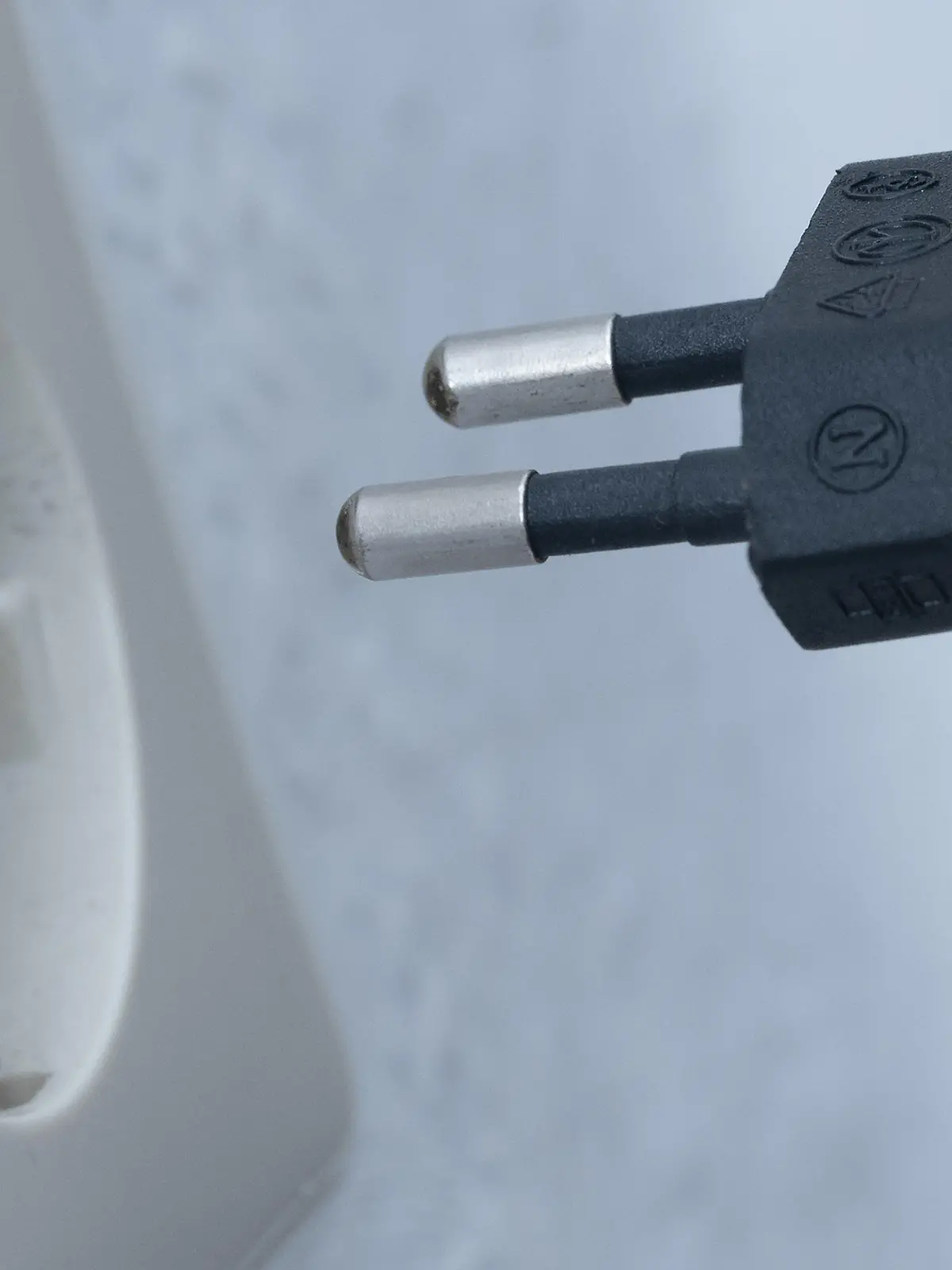 ARCHIV - 09.06.2023, Niedersachsen, Göttingen: Ein Mann steckt einen Stecker in eine Steckdose. Der Bundestag befasst sich mit der
Strompreisbremse. Foto: Swen Pförtner/dpa +++ dpa-Bildfunk +++