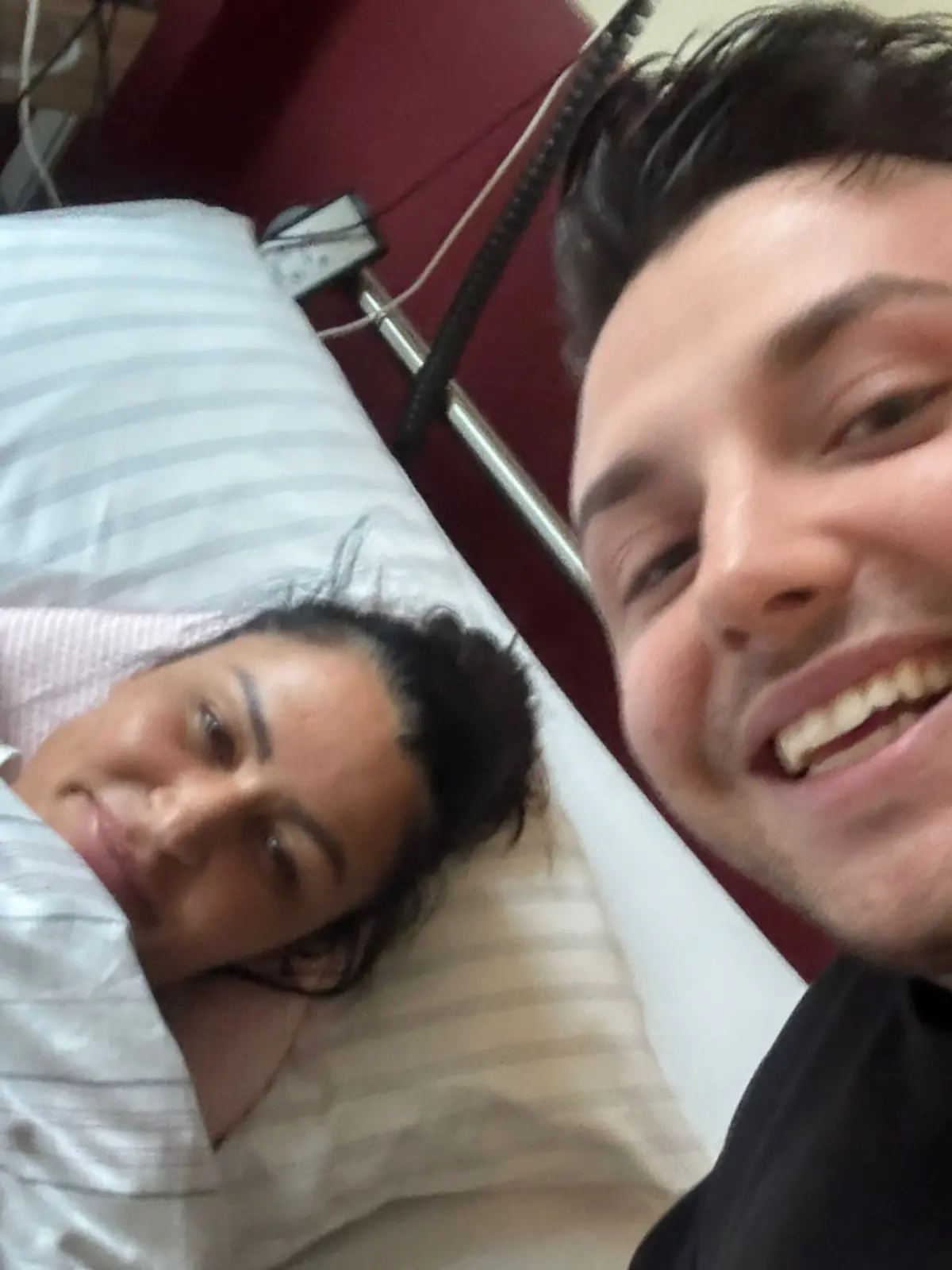 Philipp Bender besucht seine Freundin Jasmin Herren im Krankenhaus