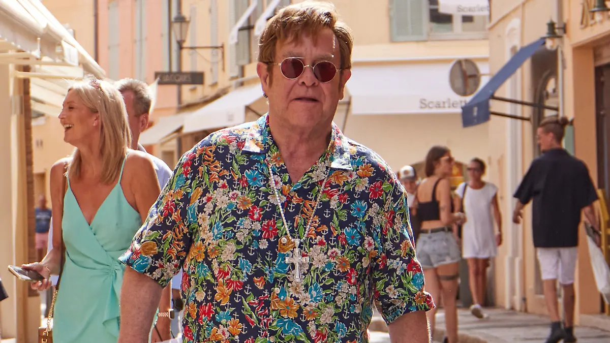 Semi-Exclusif - Elton John et son mari David Furnish, accompagnés de leurs fils Zachary 12 ans et Elijah, 9 ans, et de quelques amis, vont au restaurant "Loulou" à Ramatuelle avant de faire du shopping à Saint-Tropez, le 10 août 2023. Le 8 juillet 2023, l'artiste britannique de 76 ans a donné l'ultime concert de sa tournée mondiale d'adieu "Farewell Yellow Brick Road" à Stockholm (Suède), après plus de 300 dates. Merci de flouter le visage des enfants avant parution. Semi-Exclusive - For Gemrany, call for price - Elton John and his husband David Furnish, accompanied by their sons Zachary 12 years old and Elijah, 9 years old, and some friends go to the restaurant "Loulou" in Ramatuelle before going shopping in Saint-Tropez, August 10 2023. On July 8, 2023, the 76-year-old British artist gave the final concert of his "Farewell Yellow Brick Road" farewell tour in Stockholm (Sweden). Please pixelate children faces before publishing.