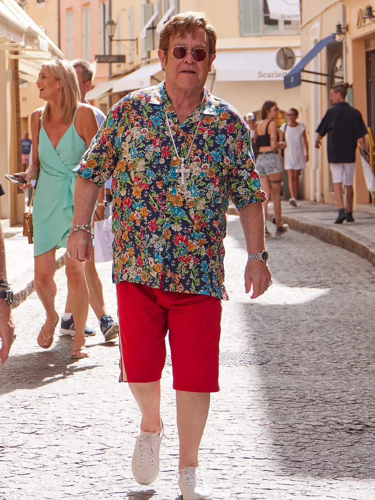 Semi-Exclusif - Elton John et son mari David Furnish, accompagnés de leurs fils Zachary 12 ans et Elijah, 9 ans, et de quelques amis, vont au restaurant "Loulou" à Ramatuelle avant de faire du shopping à Saint-Tropez, le 10 août 2023. Le 8 juillet 2023, l'artiste britannique de 76 ans a donné l'ultime concert de sa tournée mondiale d'adieu "Farewell Yellow Brick Road" à Stockholm (Suède), après plus de 300 dates. Merci de flouter le visage des enfants avant parution. Semi-Exclusive - For Gemrany, call for price - Elton John and his husband David Furnish, accompanied by their sons Zachary 12 years old and Elijah, 9 years old, and some friends go to the restaurant "Loulou" in Ramatuelle before going shopping in Saint-Tropez, August 10 2023. On July 8, 2023, the 76-year-old British artist gave the final concert of his "Farewell Yellow Brick Road" farewell tour in Stockholm (Sweden). Please pixelate children faces before publishing.