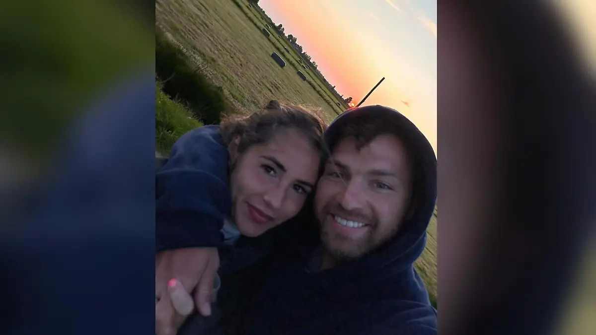 Selfie von Sarah Engels und Julian Engels. Beide sind draußen spazieren und kuscheln miteinander.