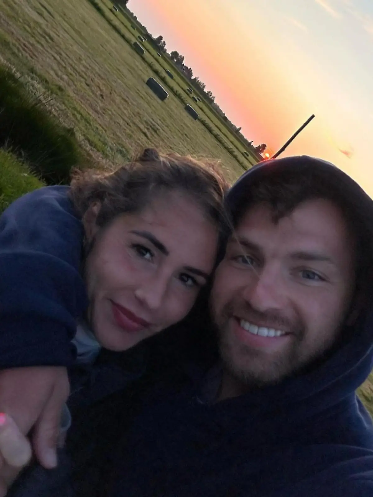 Selfie von Sarah Engels und Julian Engels. Beide sind draußen spazieren und kuscheln miteinander.