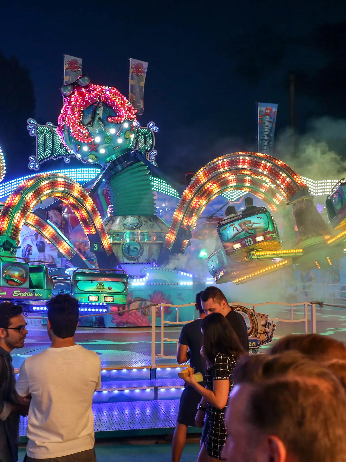 19.08.2019, Nordrhein-Westfalen, Aachen: Personen stehen vor einem Karussell. Ein Mann ist auf der Aachener Kirmes aus einem Karussell geschleudert und lebensgefährlich verletzt worden. Der 47-Jährige sei vor dem Unfall am Montag in Panik geraten und habe versucht, während der Fahrt die Gondel zu verlassen, sagte ein Polizeisprecher am Dienstagmorgen. Foto: Ralf Roeger/dpa +++ dpa-Bildfunk +++