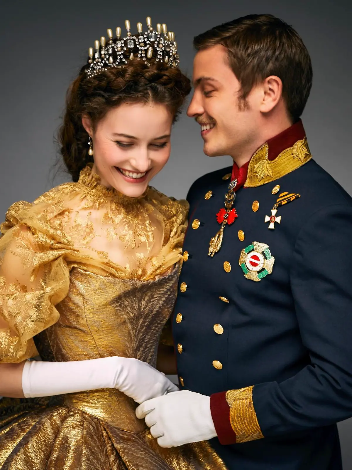 Sisi (Dominique Devenport) und Franz (Jannik Schümann).

Die Verwendung des sendungsbezogenen Materials ist nur mit dem Hinweis und Verlinkung auf RTL+ gestattet.