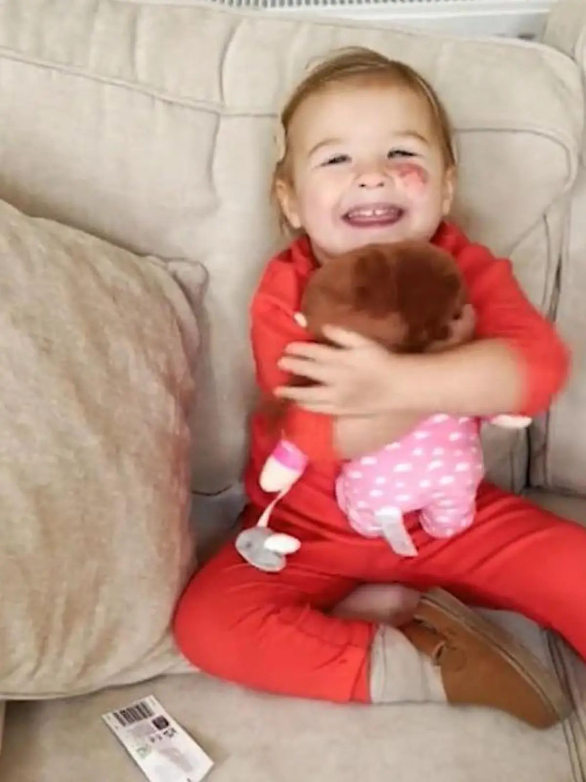Die kleine Cici hat seit ihrer Geburt ein Muttermal im Gesicht. Was ihr neues Spielzeug damit zu tun hat und warum sich die Kleine ganz besonders über das Geschenk freut, seht ihr im Video!