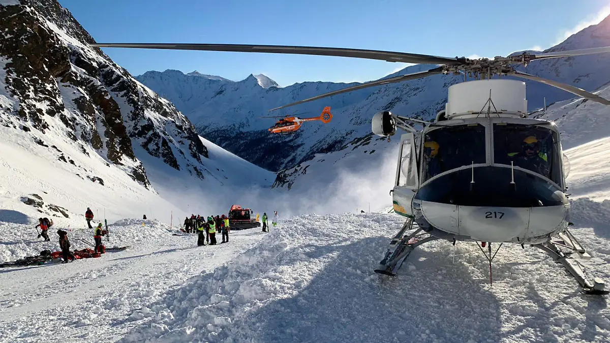 dpatopbilder - 28.12.2019, Italien, Schnaltal: Ein Helikopter ist während einer Suchaktion von Rettungskräften nach einer Lawine auf einer Skipiste gelandet. Bei dem Lawinenunglück in Südtirol sind eine Frau und ein Kind getötet und drei weitere Menschen verletzt worden. Foto: Uncredited/ANSA/AP/dpa +++ dpa-Bildfunk +++