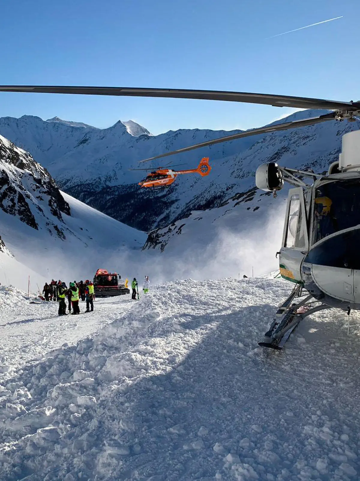 dpatopbilder - 28.12.2019, Italien, Schnaltal: Ein Helikopter ist während einer Suchaktion von Rettungskräften nach einer Lawine auf einer Skipiste gelandet. Bei dem Lawinenunglück in Südtirol sind eine Frau und ein Kind getötet und drei weitere Menschen verletzt worden. Foto: Uncredited/ANSA/AP/dpa +++ dpa-Bildfunk +++