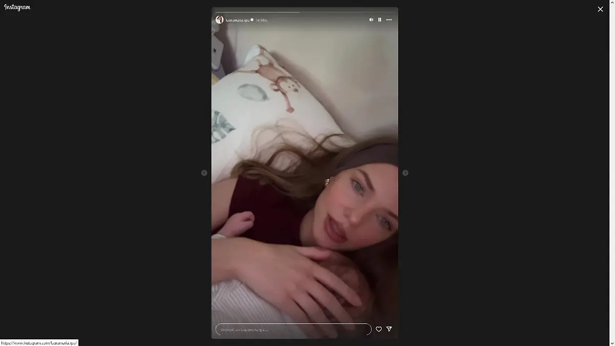 Mit ihrem kleinen Sohn im Arm spricht Laura Maria zu ihren Followern und schildert, wie es ihr aktuell geht.