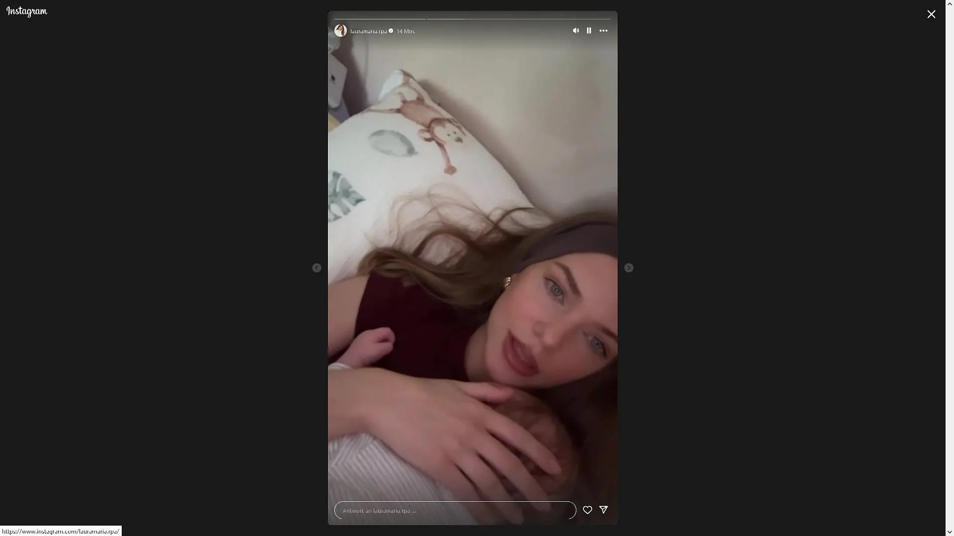 Mit ihrem kleinen Sohn im Arm spricht Laura Maria zu ihren Followern und schildert, wie es ihr aktuell geht.