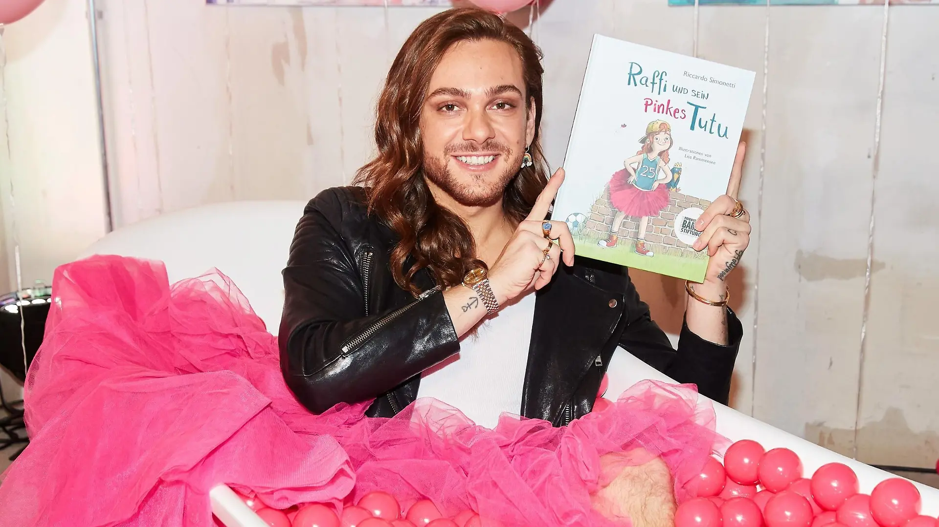 Flavio Simonetti mit seinem Kinderbuch "Raffi und sein pinkes Tutu"