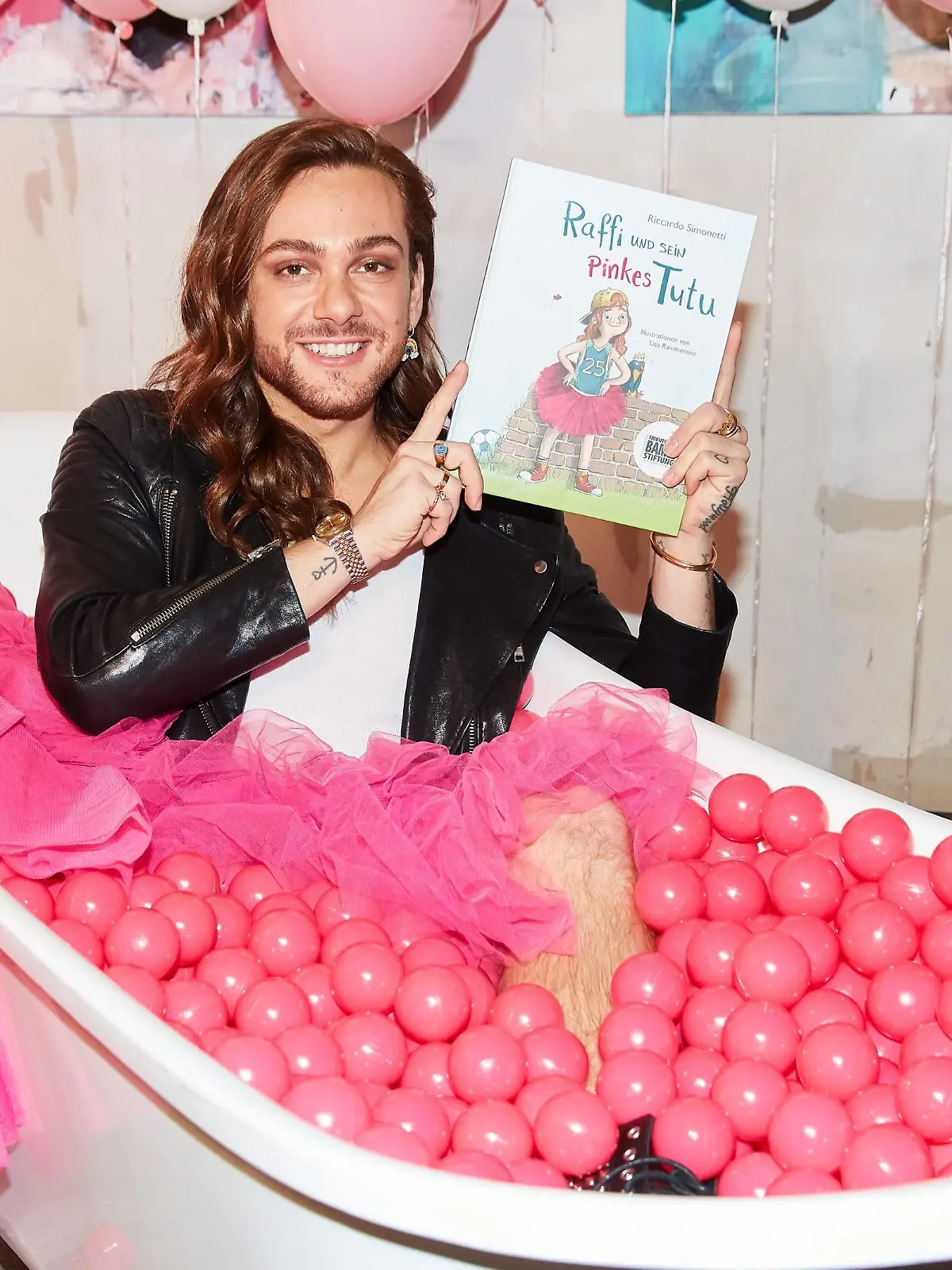 Flavio Simonetti mit seinem Kinderbuch "Raffi und sein pinkes Tutu"