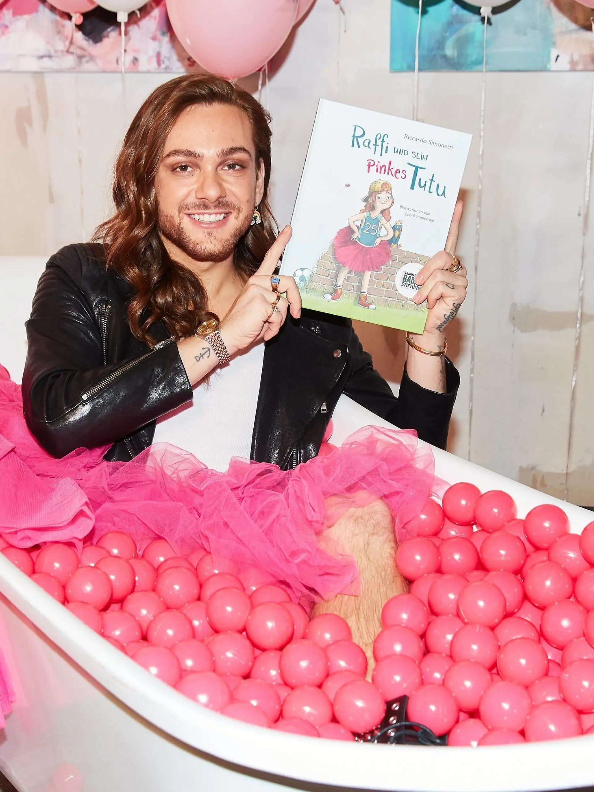Flavio Simonetti mit seinem Kinderbuch "Raffi und sein pinkes Tutu"