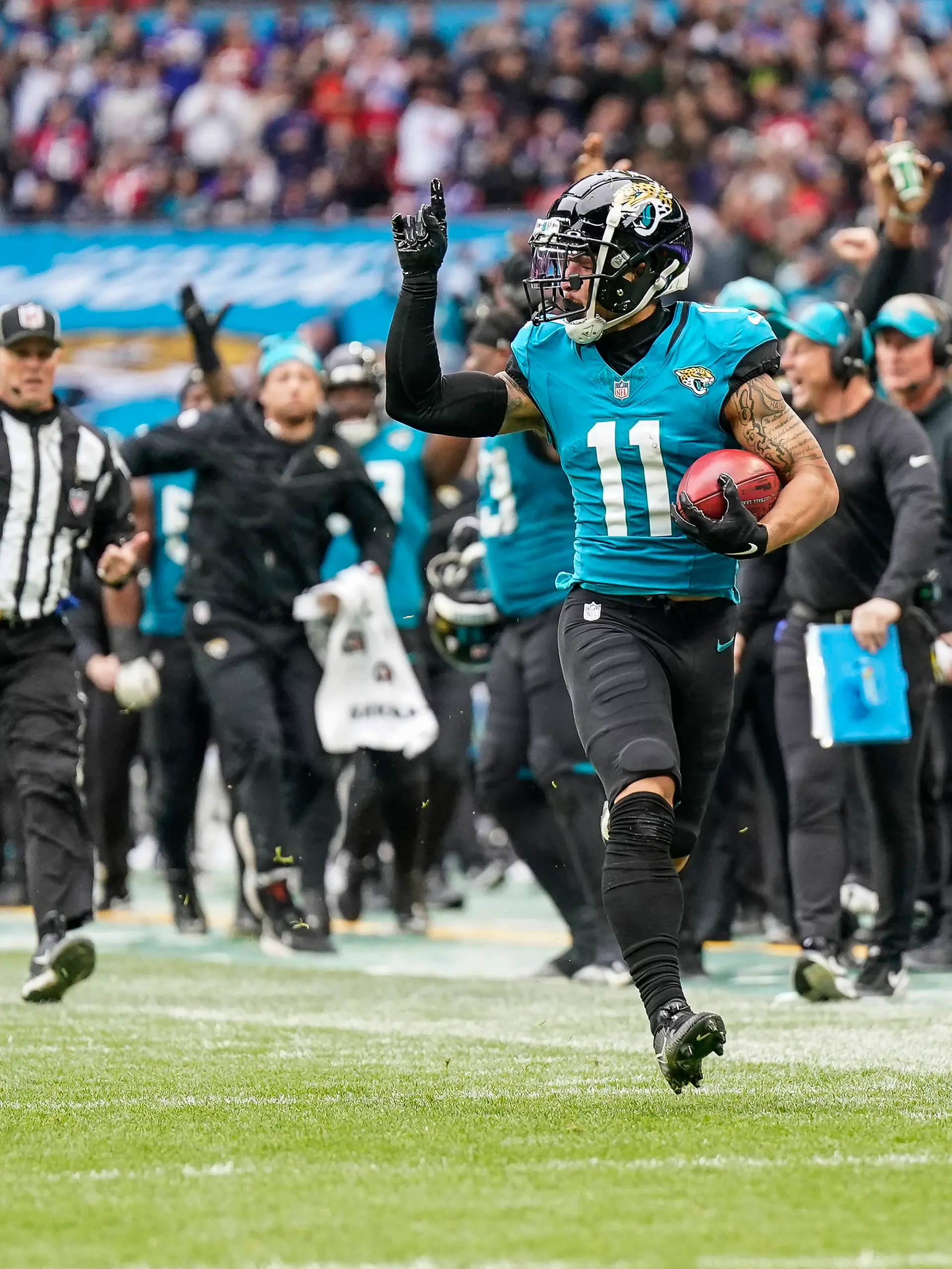 Parker Washington düpiert die Defense der New England Patriots.