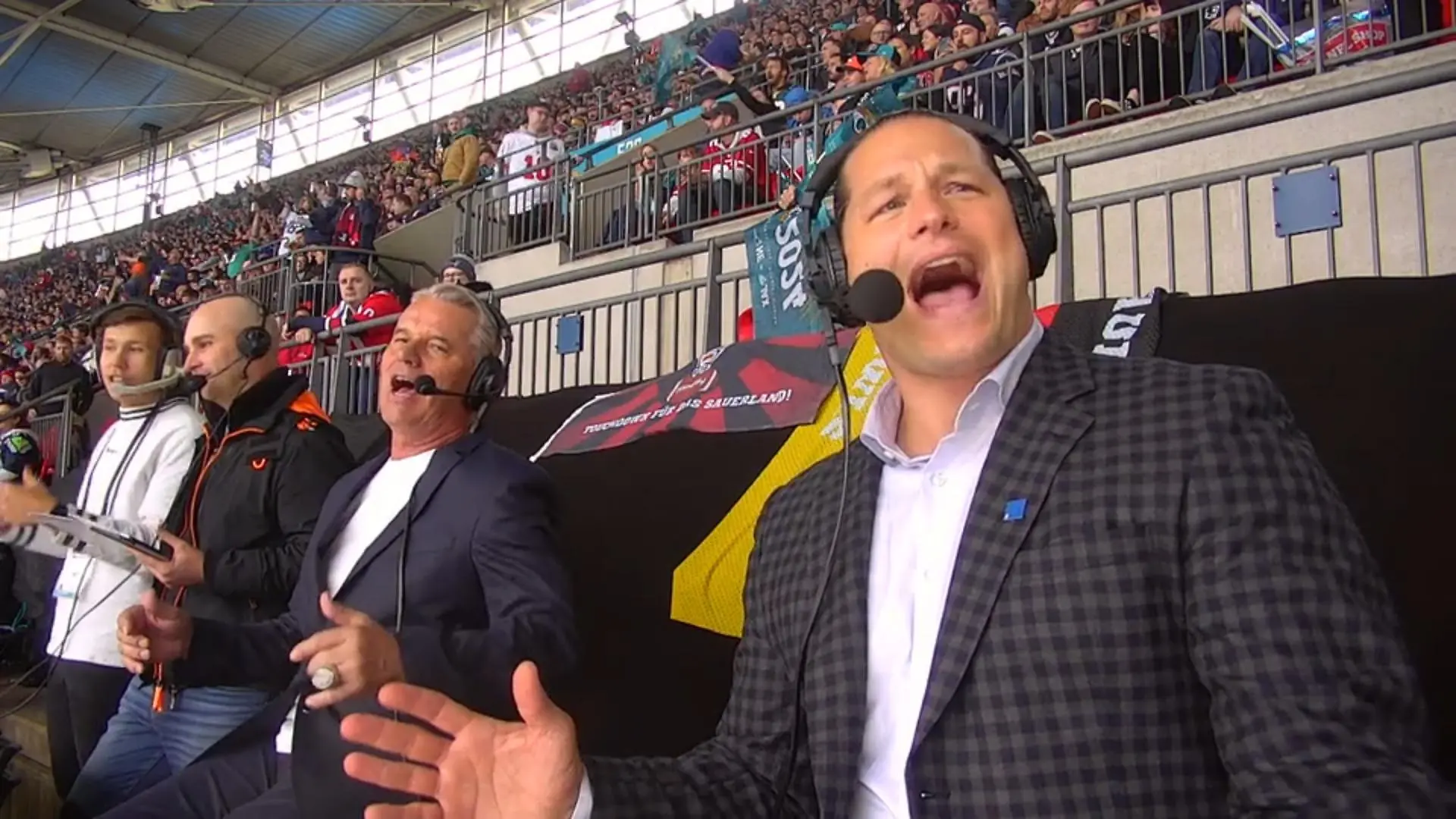 Das ganze Stadion singt "Country Roads" Gänsehautmoment beim NFL-London-Game