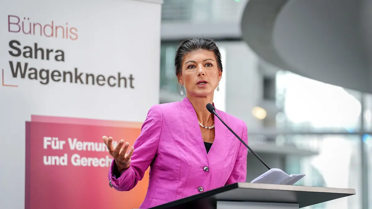 Die BSW-Chefin Sahra Wagenknecht bei einer Rede. Im Interview mit dem Magazin stern spricht sie aktuell über einen möglichen Kanzlerkandidaten ihrer Partei für die Bundestagswahl 2025.