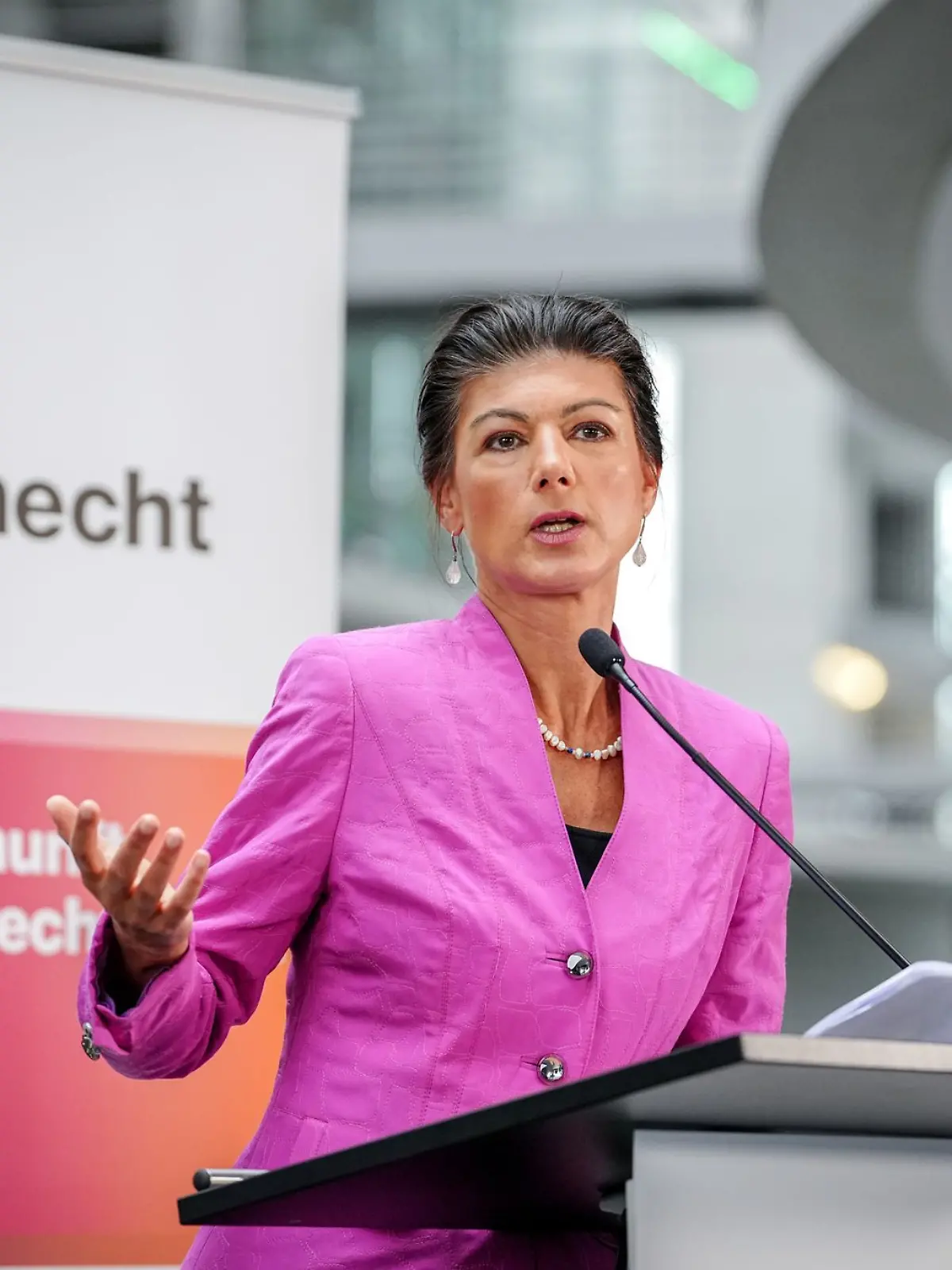 Die BSW-Chefin Sahra Wagenknecht bei einer Rede. Im Interview mit dem Magazin stern spricht sie aktuell über einen möglichen Kanzlerkandidaten ihrer Partei für die Bundestagswahl 2025.