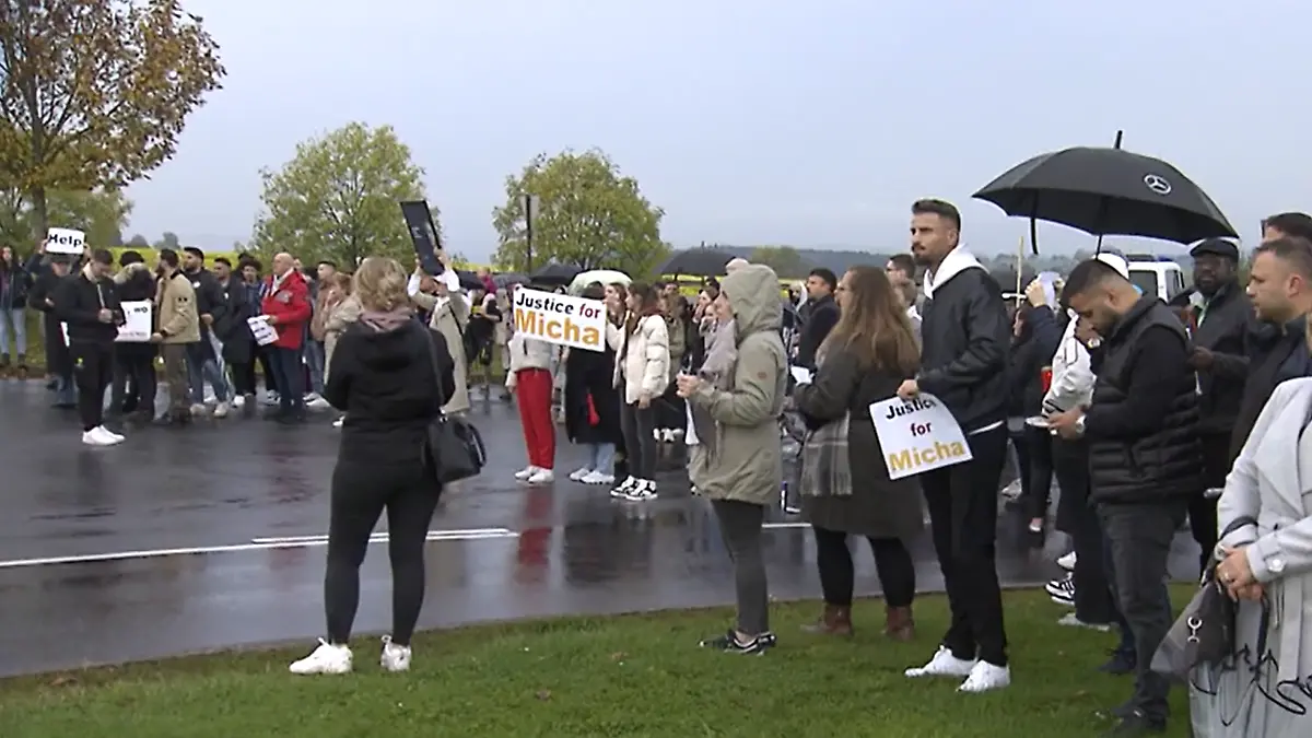 Hunderte haben sich an dem Militärflugplatz in Spangdahlem versammelt. 