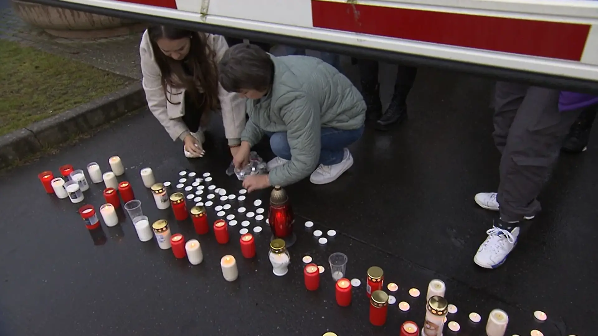 Freunde, Bekannte, Angehörige, aber auch viele, die Micha gar nicht kannten, kommen zusammen und zünden Kerzen an.