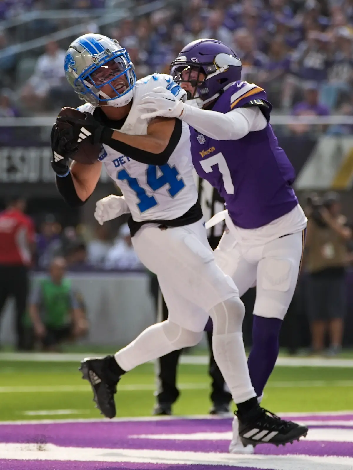 Amon-Ra St. Brown und die Detroit Lions gewinnen den NFL-Kracher gegen die Minnesota Vikings .