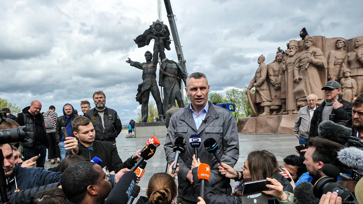 April 26, 2022, Kyiv, Ukraine: Kyiv s mayor Vitali Klitschko speaks with the media near the Soviet monument to Ukrainian-Russian friendship, which was erected in 1982 as a symbol of the reunification of Ukraine and Russia, amid Russia invasion of Ukraine. Following the escalation of the Russia-Ukraine war, Kyiv s mayor Vitaliy Klitschko announced on 25 April 20222, that the sculpture component of the monument would be removed and the giant arch above the workers would be renamed. Kyiv Ukraine - ZUMAs197 20220426_zaa_s197_144 Copyright: xSergeixChuzavkovx