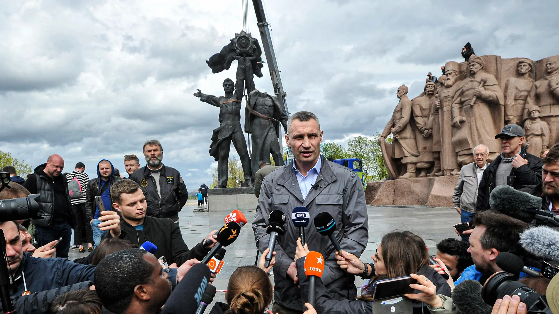 April 26, 2022, Kyiv, Ukraine: Kyiv s mayor Vitali Klitschko speaks with the media near the Soviet monument to Ukrainian-Russian friendship, which was erected in 1982 as a symbol of the reunification of Ukraine and Russia, amid Russia invasion of Ukraine. Following the escalation of the Russia-Ukraine war, Kyiv s mayor Vitaliy Klitschko announced on 25 April 20222, that the sculpture component of the monument would be removed and the giant arch above the workers would be renamed. Kyiv Ukraine - ZUMAs197 20220426_zaa_s197_144 Copyright: xSergeixChuzavkovx 