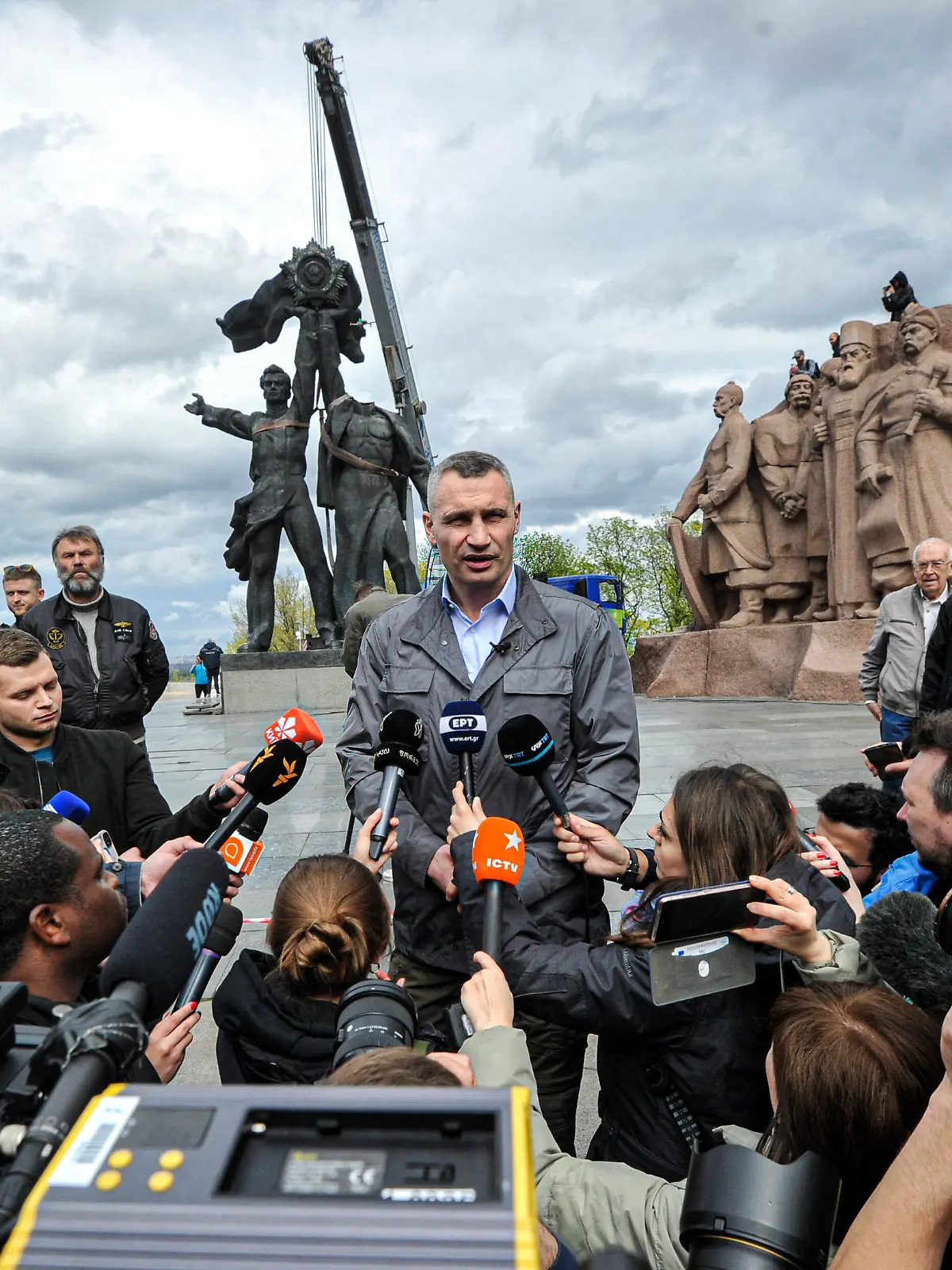 April 26, 2022, Kyiv, Ukraine: Kyiv s mayor Vitali Klitschko speaks with the media near the Soviet monument to Ukrainian-Russian friendship, which was erected in 1982 as a symbol of the reunification of Ukraine and Russia, amid Russia invasion of Ukraine. Following the escalation of the Russia-Ukraine war, Kyiv s mayor Vitaliy Klitschko announced on 25 April 20222, that the sculpture component of the monument would be removed and the giant arch above the workers would be renamed. Kyiv Ukraine - ZUMAs197 20220426_zaa_s197_144 Copyright: xSergeixChuzavkovx 