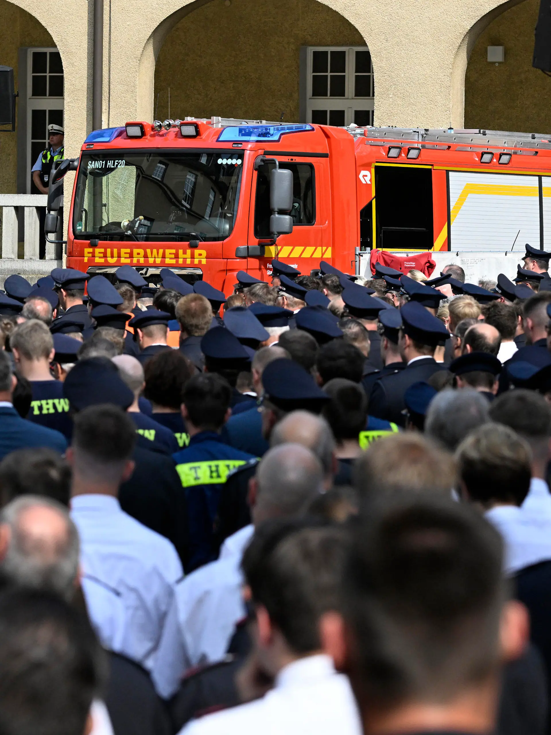 30.06.2023, Nordrhein-Westfalen, Sankt Augustin: Tausende Feuerwehrleute aus ganz Deutschland nehmen an der Trauerfeier für ihre verstorbenen Kameraden teil. Die Stadt Sankt Augustin gedachte zweier im Einsatz gestorbener Feuerwehrleute. Knapp zwei Wochen nach einem verheerenden Brand mit zwei toten Feuerwehrleuten in Sankt Augustin bei Bonn gab es dort eine öffentliche Trauerfeier. Foto: Roberto Pfeil/dpa +++ dpa-Bildfunk +++