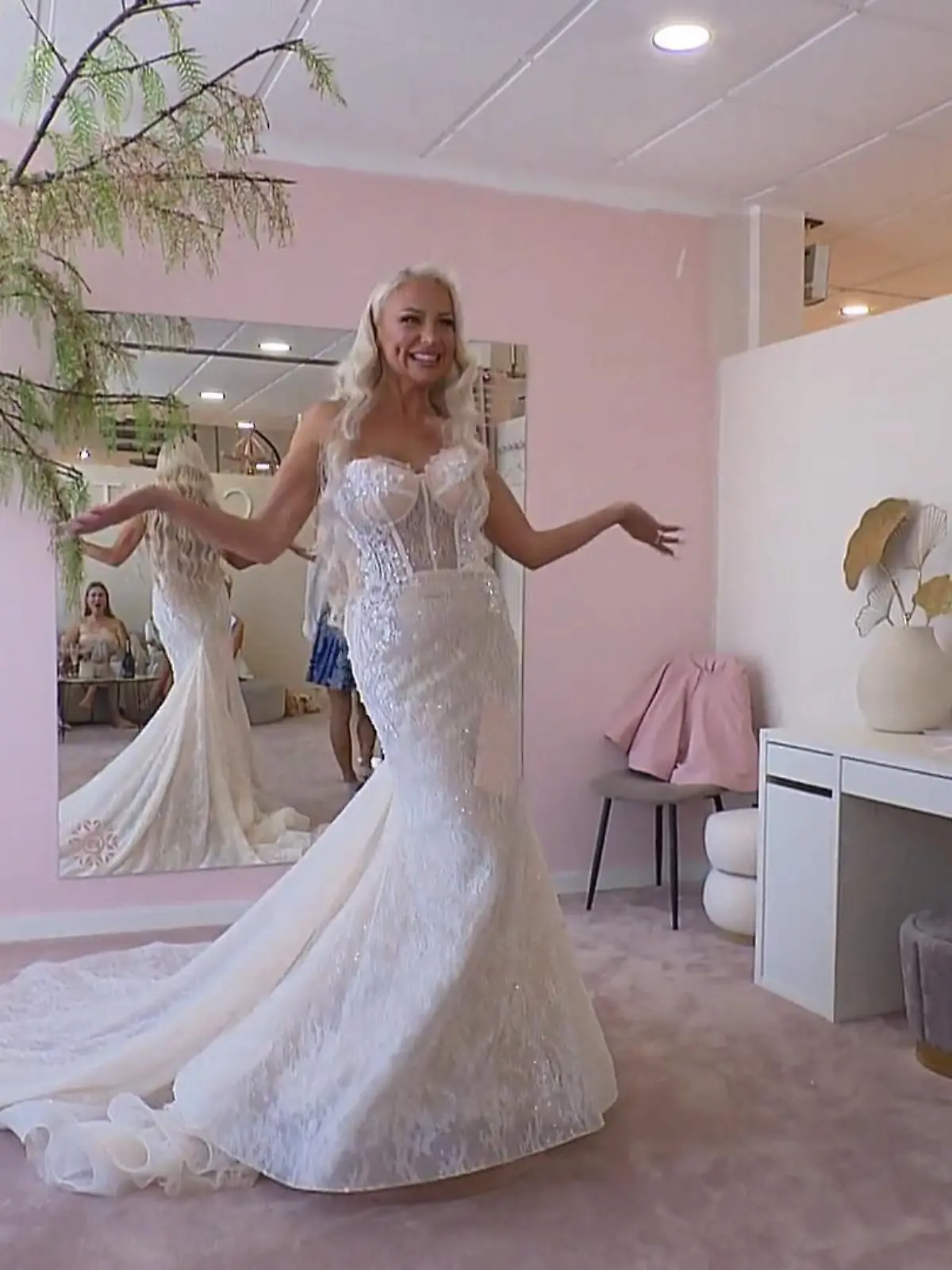 Bild zu: "Wird eines der drei Kleider Elitas Traumkleid sein?"