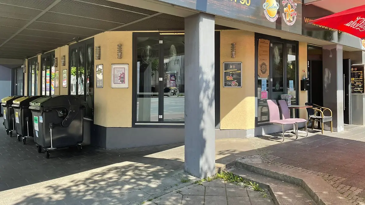 Mann randaliert mit Schwert in Restaurant