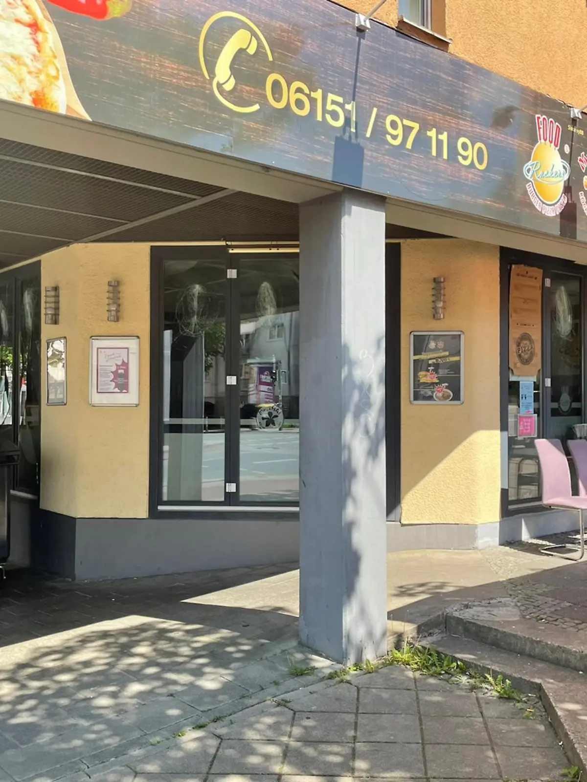 Mann randaliert mit Schwert in Restaurant