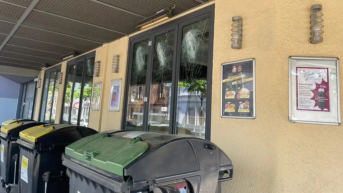 Ehemaliger Restaurant-Mitarbeiter schlägt mit Schwert um sich