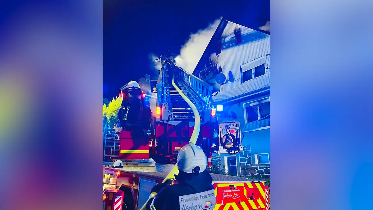 Wohnhaus steht in Flammen - Junge (14) springt aus dem Obergeschoss